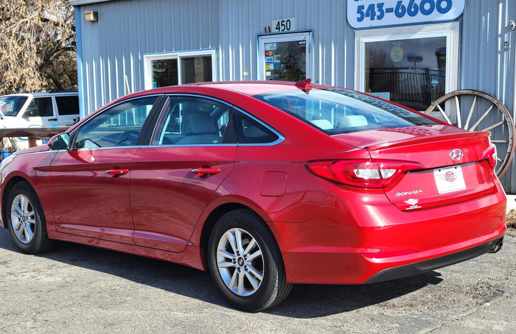 2017 Red /Gray Hyundai Sonata SE (5NPE24AF5HH) with an 2.4L I4 engine, 6 Speed Automatic transmission, located at 450 N Russell, Missoula, MT, 59801, (406) 543-6600, 46.874496, -114.017433 - Really Nice 1 Owner Sedan. Scarlett Red. 6 Speed Automatic. 2.4L I4. Air. Cruise. Tilt. Bluetooth. backup Camera. AM FM Satellite CD Player. Power Windows and Locks. - Photo#6